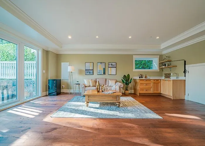 Spacious Cozy House In Vancouver West
