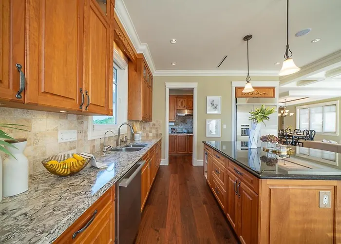 Spacious Cozy House In Vancouver West