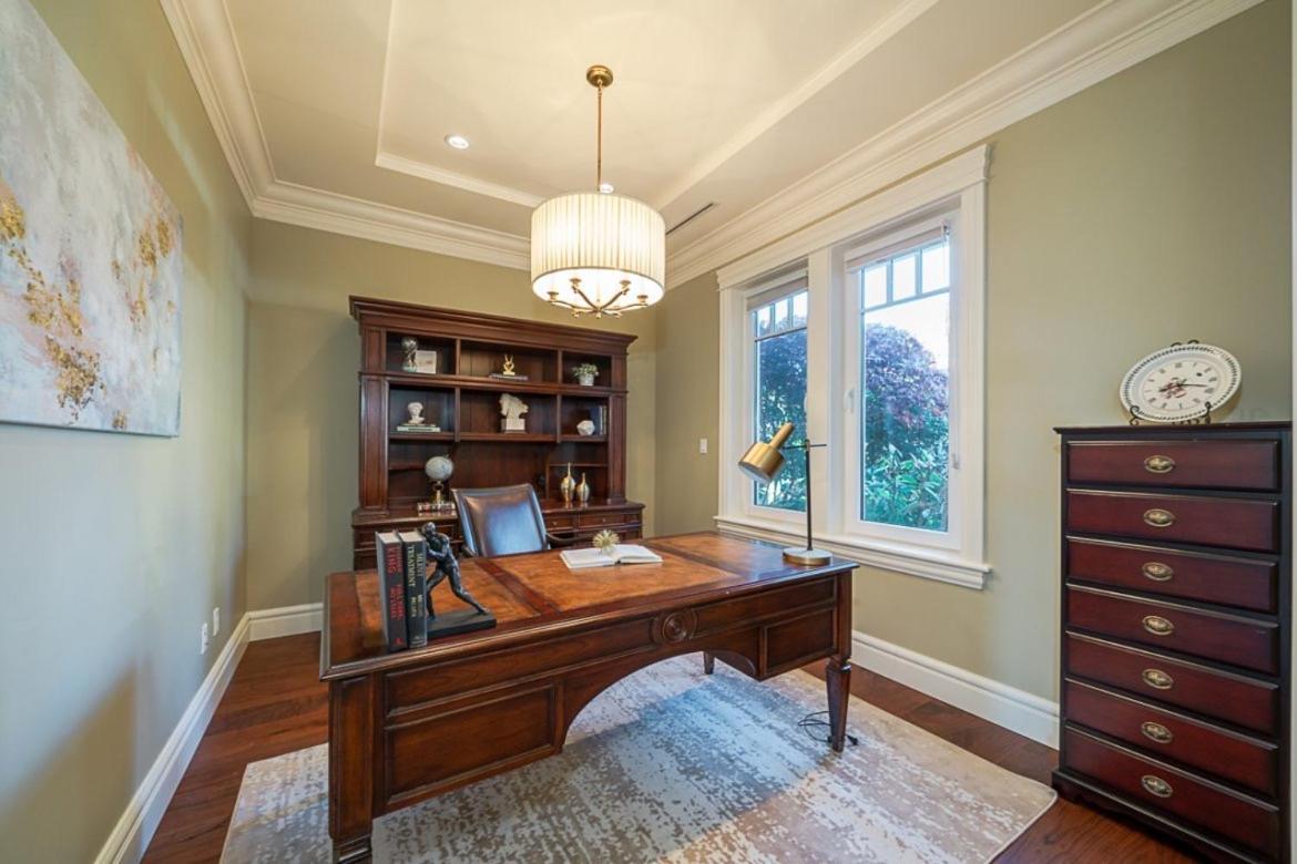 Spacious Cozy House In West *